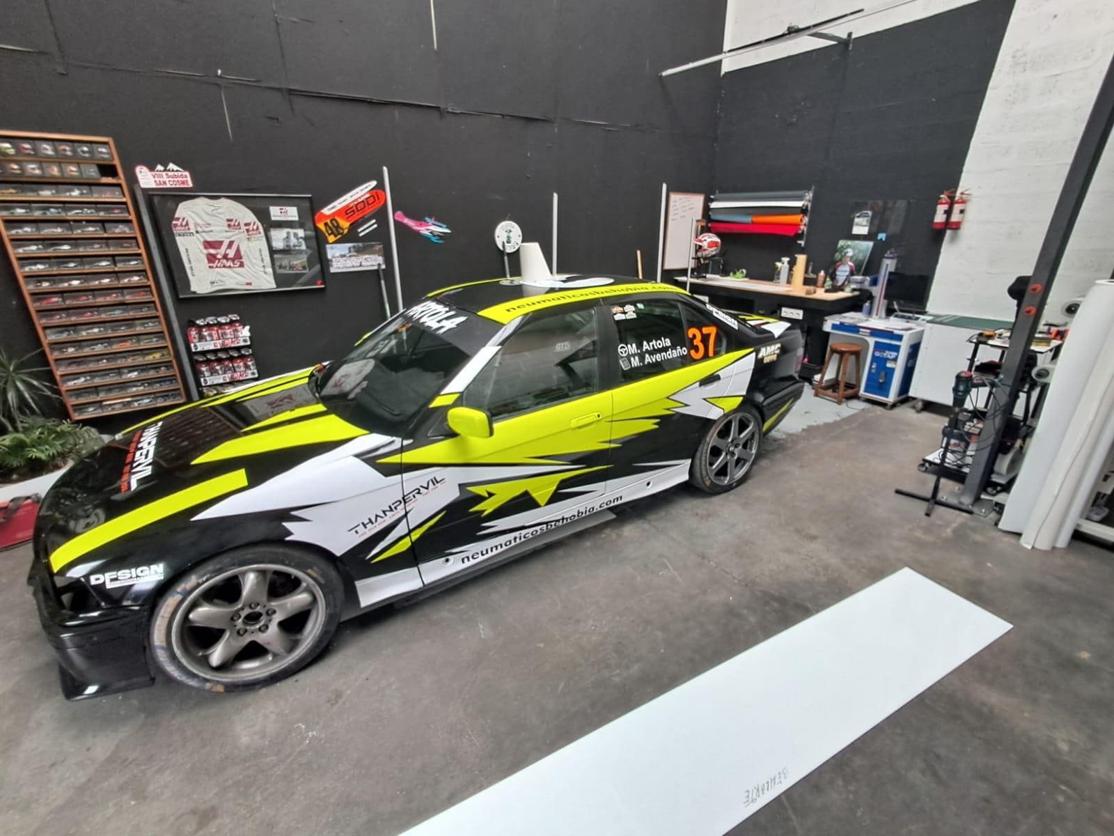 Mikel Artola - Vista lateral del vehículo